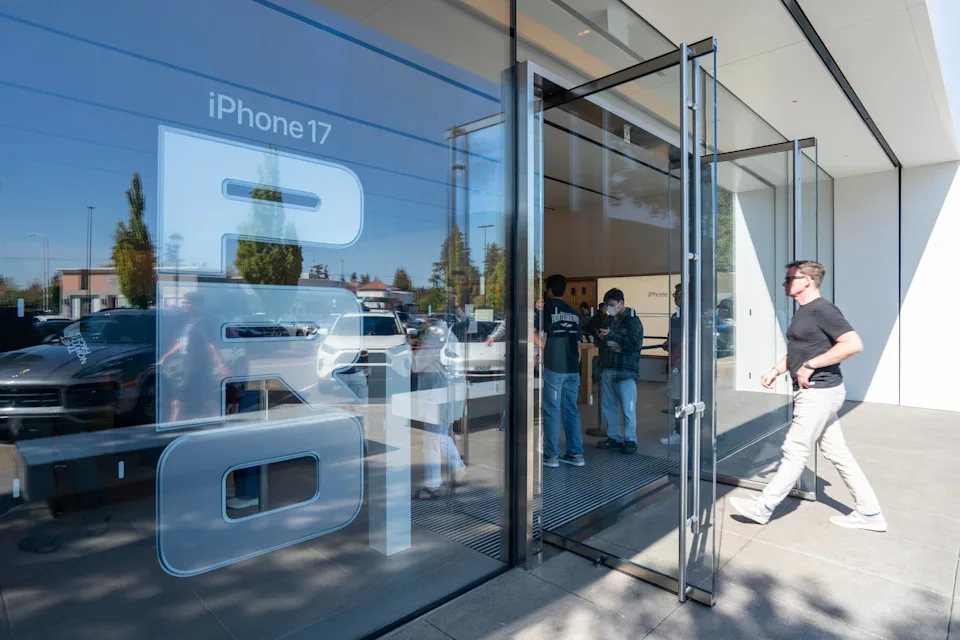 Wall Street is starting to warm to Apple