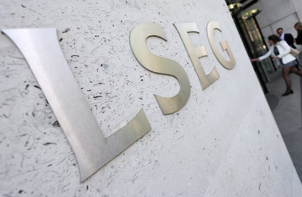 London stocks tick higher ahead of Warsh