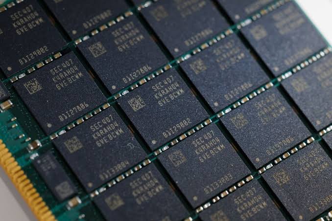 Chip Stock Bulls Count on Samsung to Soothe AI Trade Jitters.