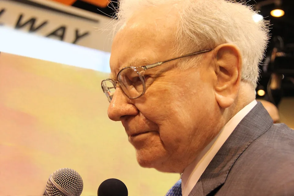 if-an-ai-bubble-burst-is-coming-warren-buffett-s-1999-warning-to-investors-is-more-crucial-than-ever