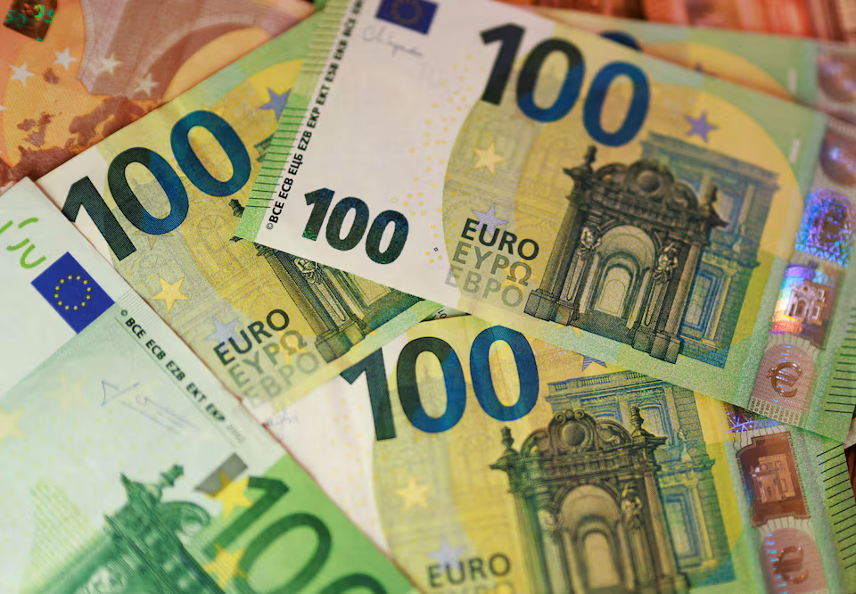 Dollar hits fresh 40-year high versus yen, edges higher against euro.