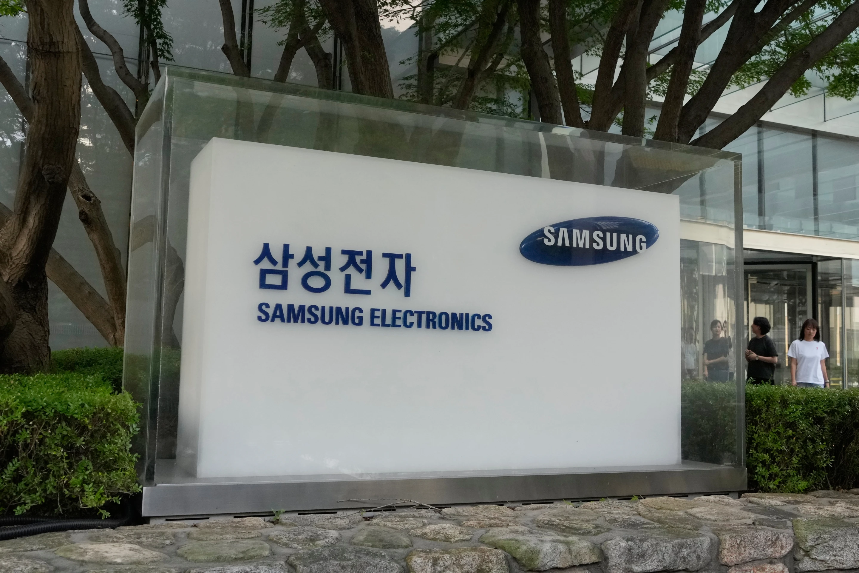 Samsung reports record profit as South Korean chip giants benefit from global AI boom.