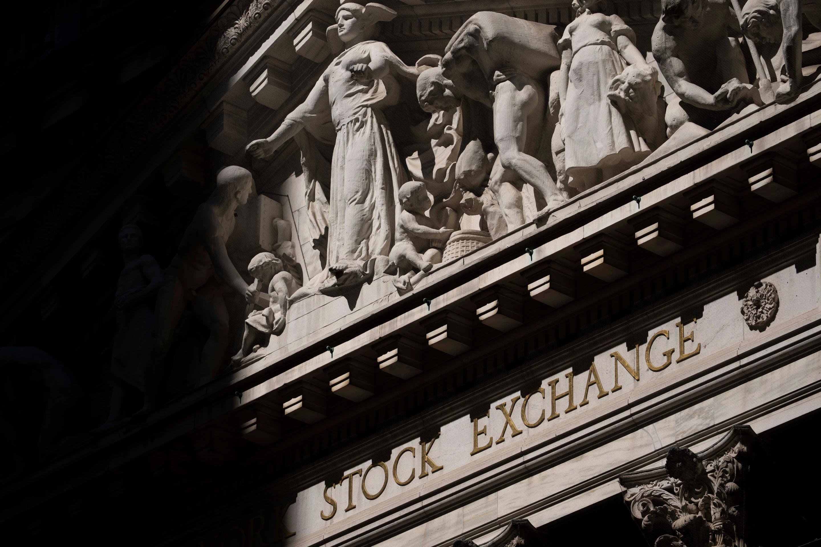 US markets point to a mixed open and oil prices tick higher over Hormuz stalemate.