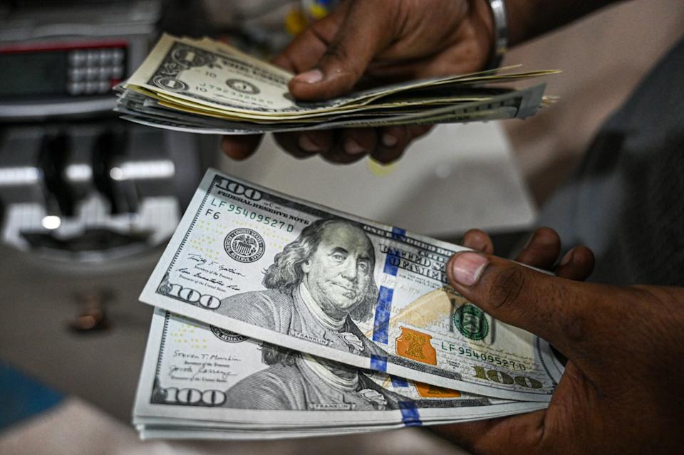 Dollar Rises, US Bonds Fall as Trump Set to Choose Warsh for Fed.