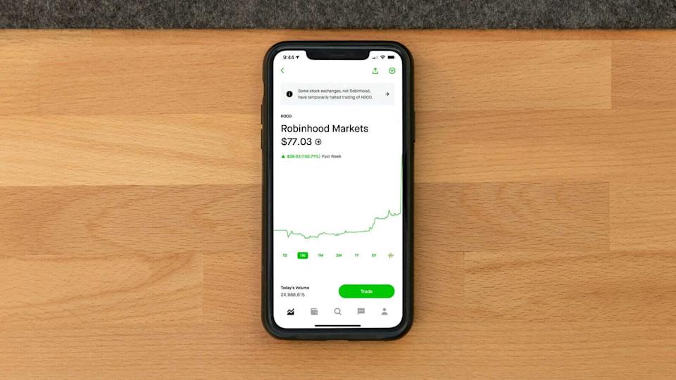 Robinhood Stock Was Red Hot in 2025. Should You Keep Buying Shares in 2026?