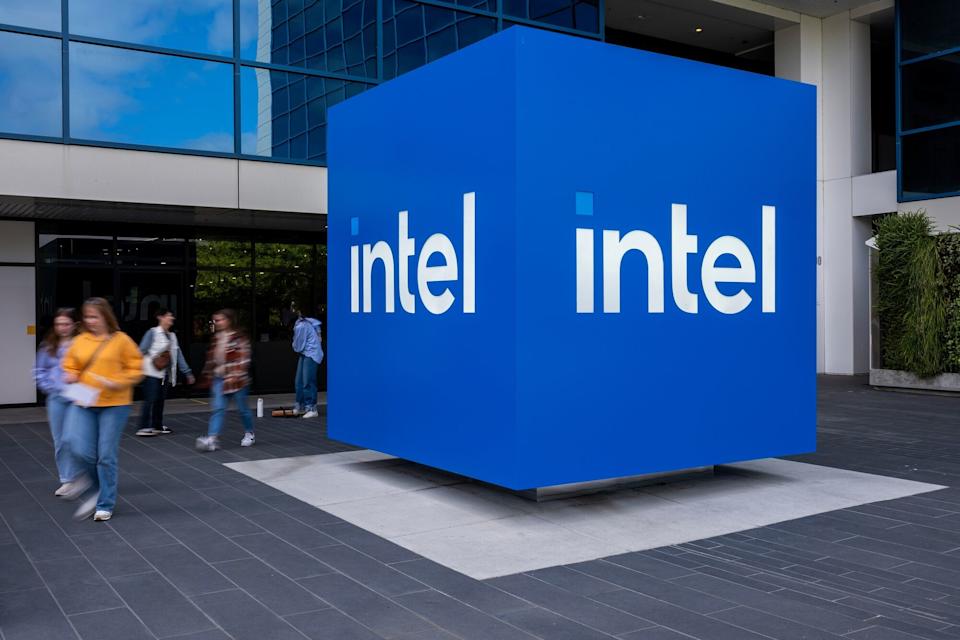 Intel’s $240 Billion Rally Slams Into a Potential Earnings Wall.