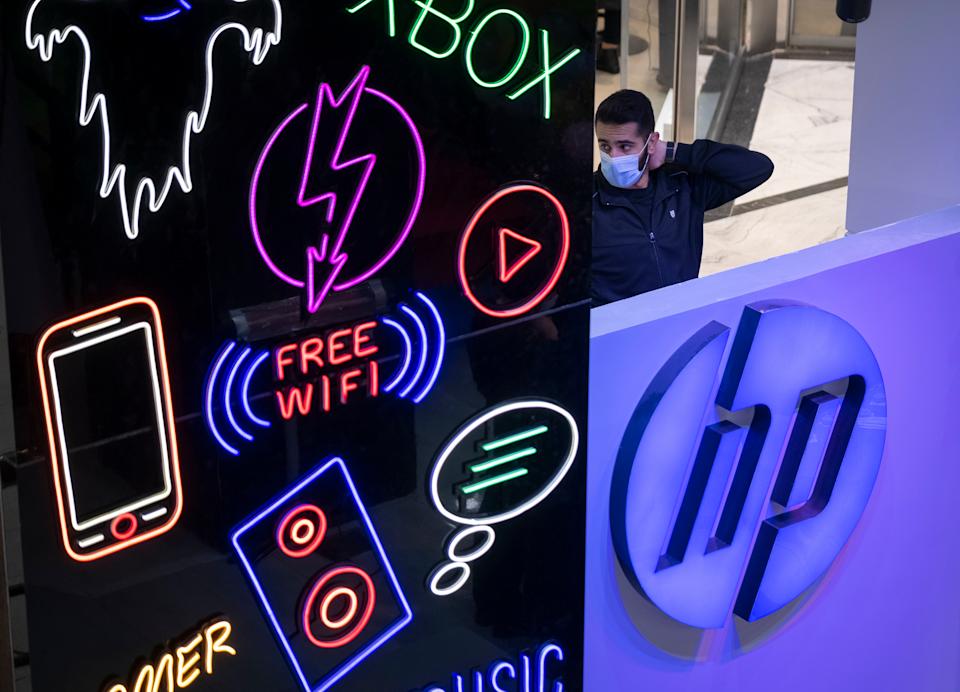 HP is betting $1 billion on AI, even if it means cutting thousands of jobs, says CEO