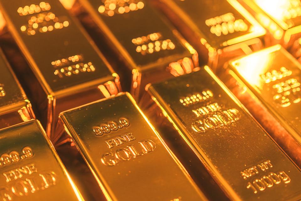 Gold extends losses amid 