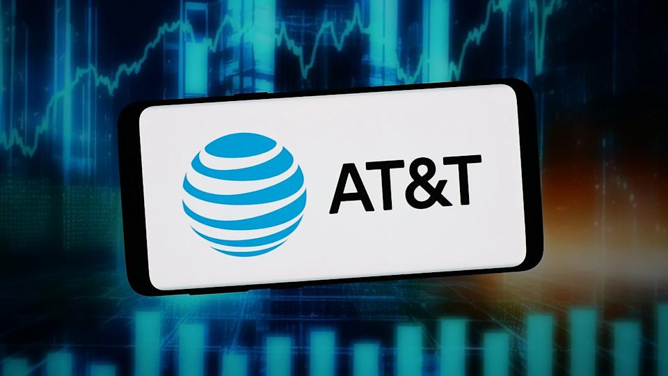 AT&T beats Q1 wireless subscriber estimates on bundling.