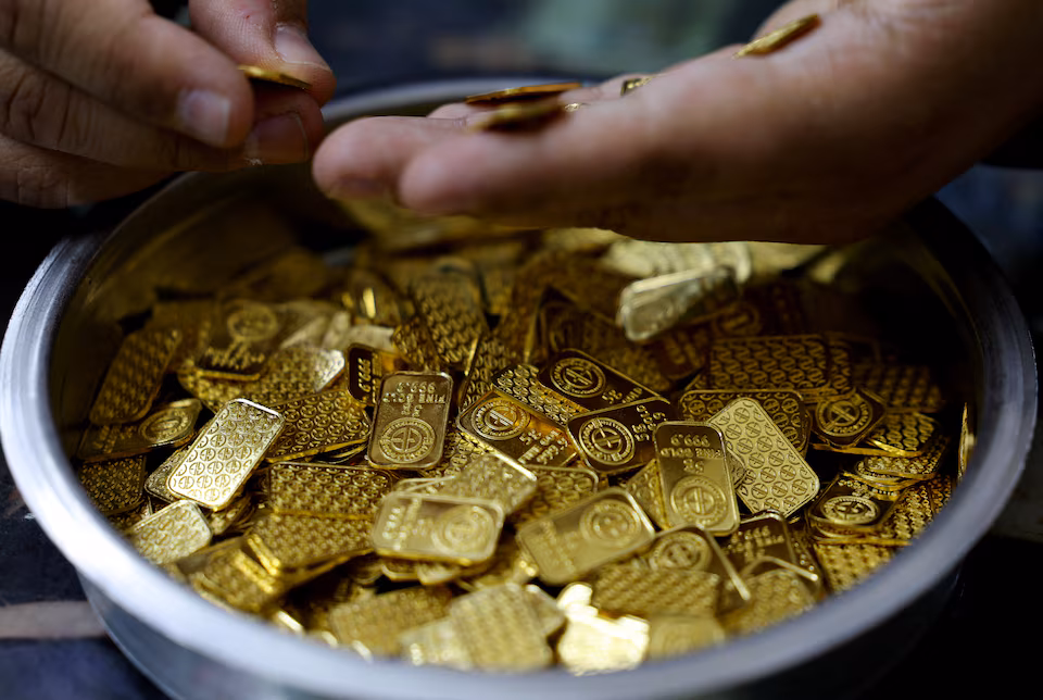 Gold steadies, but heads for second straight weekly loss.