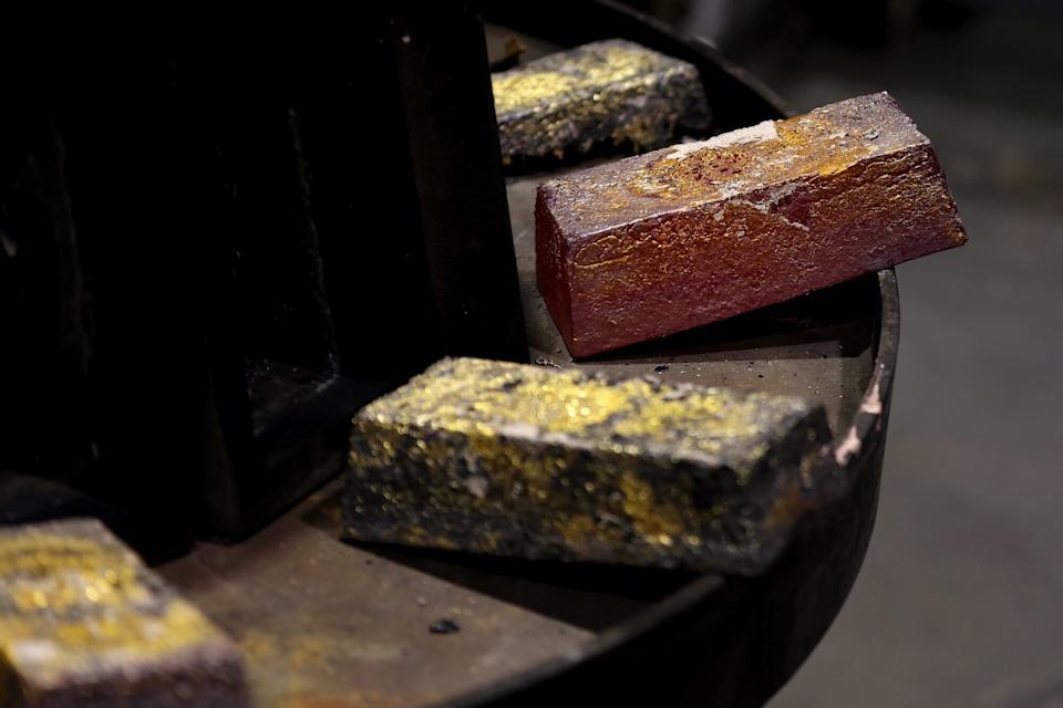 Gold Extends Hefty Gain as US-Iran Hopes Ease Inflation Fears.