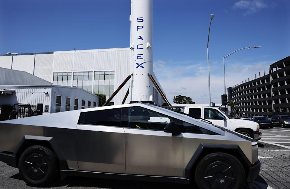 SpaceX IPO Adds Second Musk Stock. It’s a Problem for Tesla.