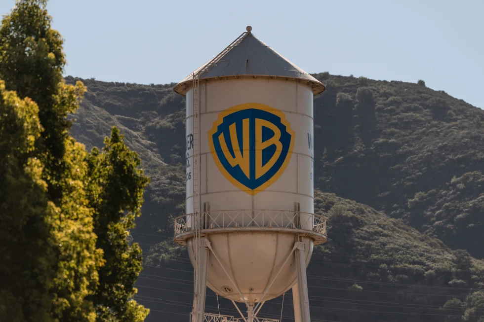 Warner Bros reopens takeover talks with Paramount after receiving a waiver from Netflix.