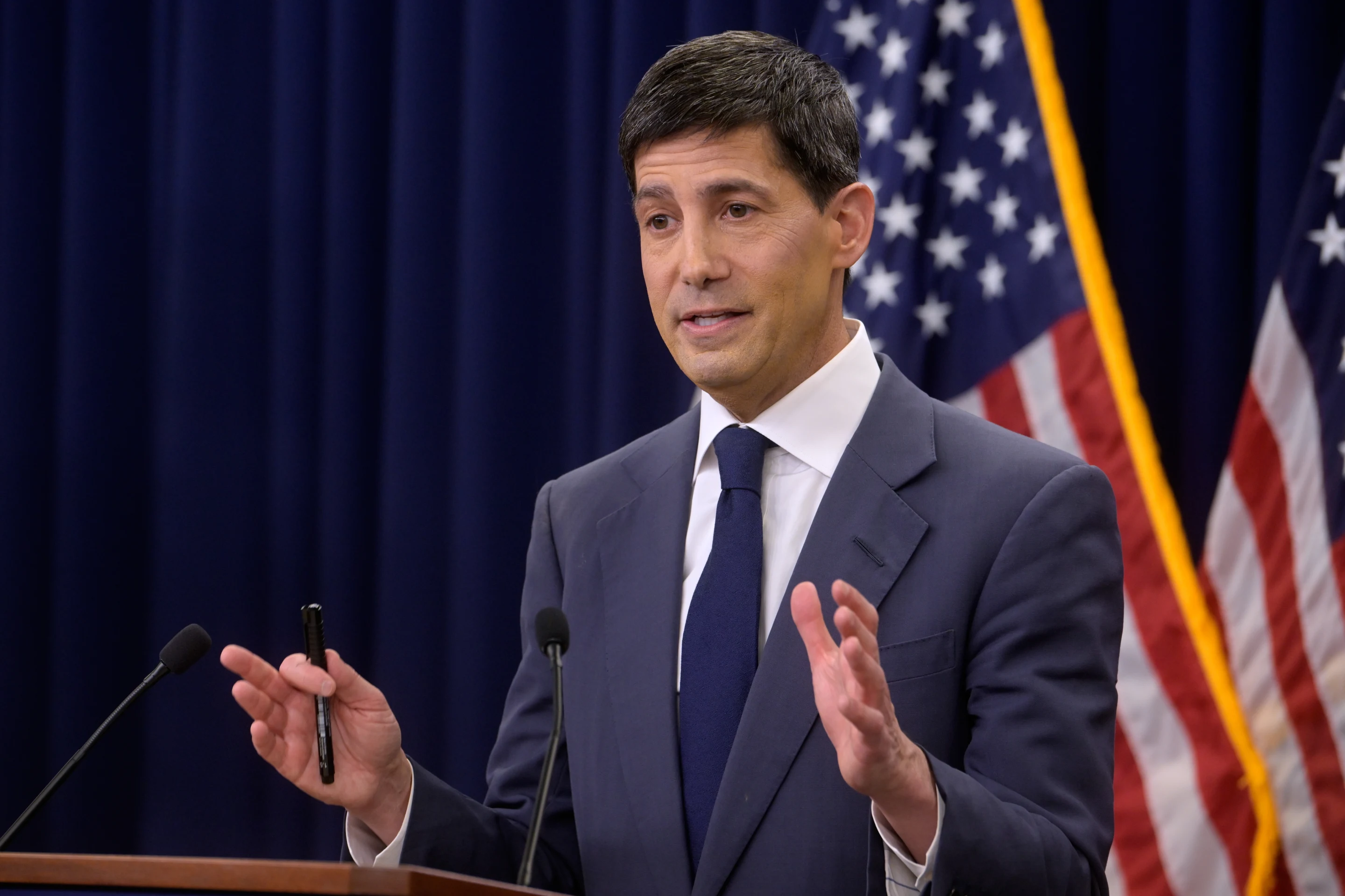Federal Reserve policymakers show support for rate hikes as Warsh reins in guidance.