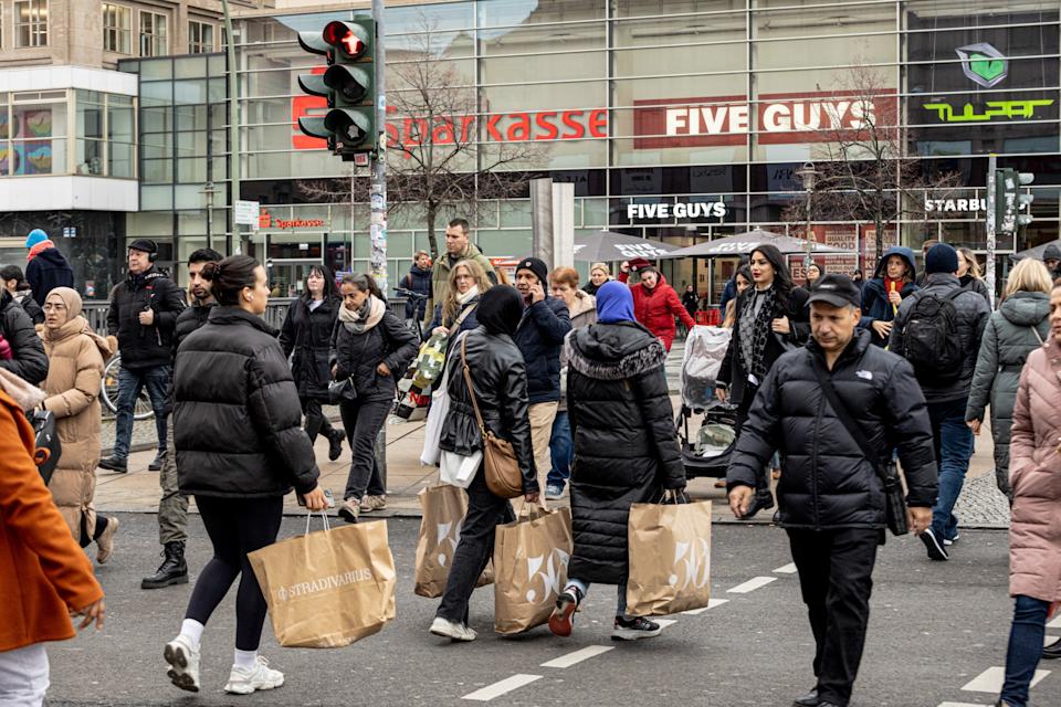 Euro-Zone Inflation Near 2% to Seal Deal on ECB Rate Hold.